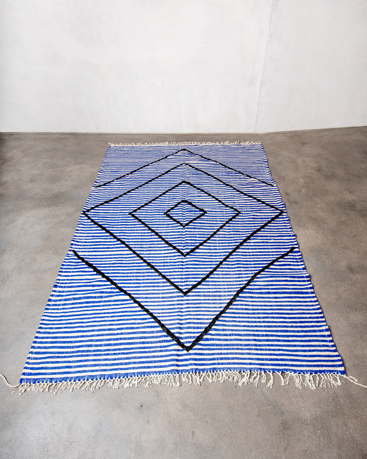 Modern, handcrafted Berber rug from Morocco. Flat-woven Kelim carpet in blue, white and black design. Made of sheep’s wool.
